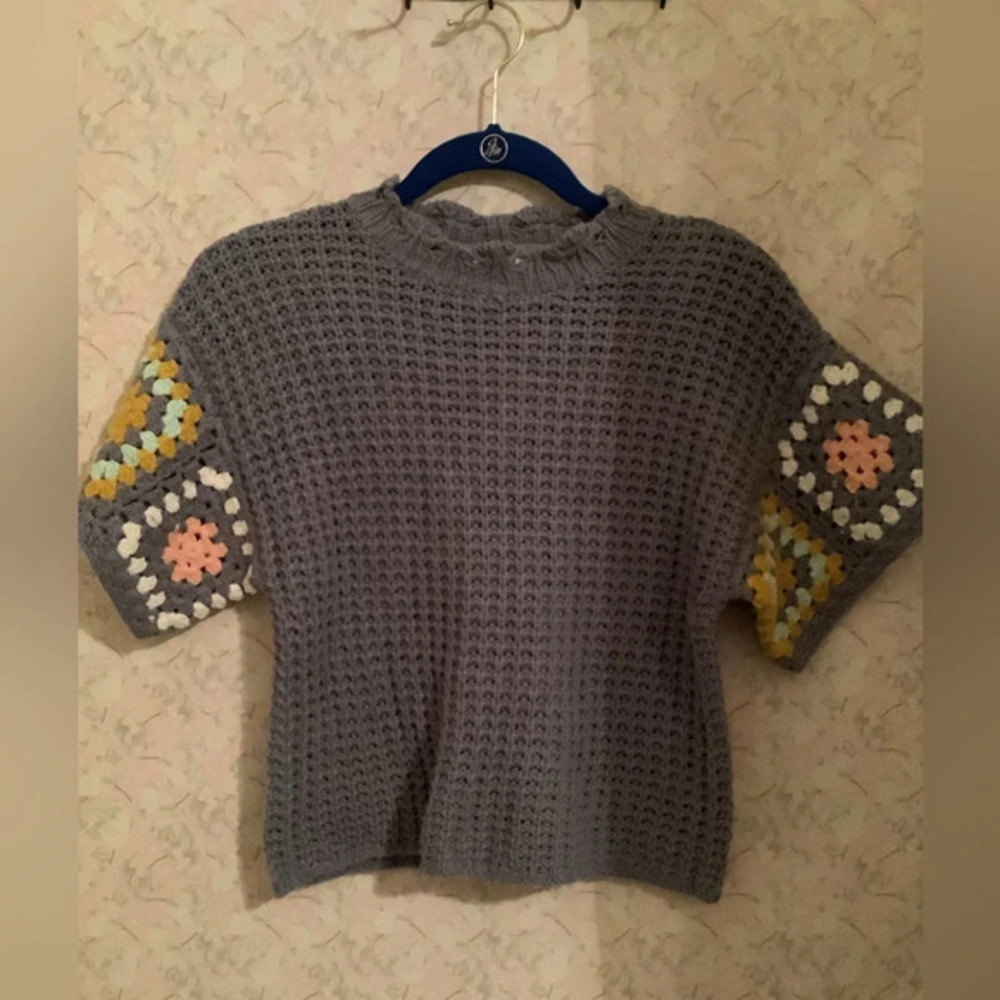 UNIVERSAL THREAD~GRAY CROPPED BLOUSE~ CROCHET~ DETAILED~XS